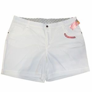 Lee Comfort Fit size 24W white stretch cuffed mid-rise 7 1/2” inseam Walk Shorts